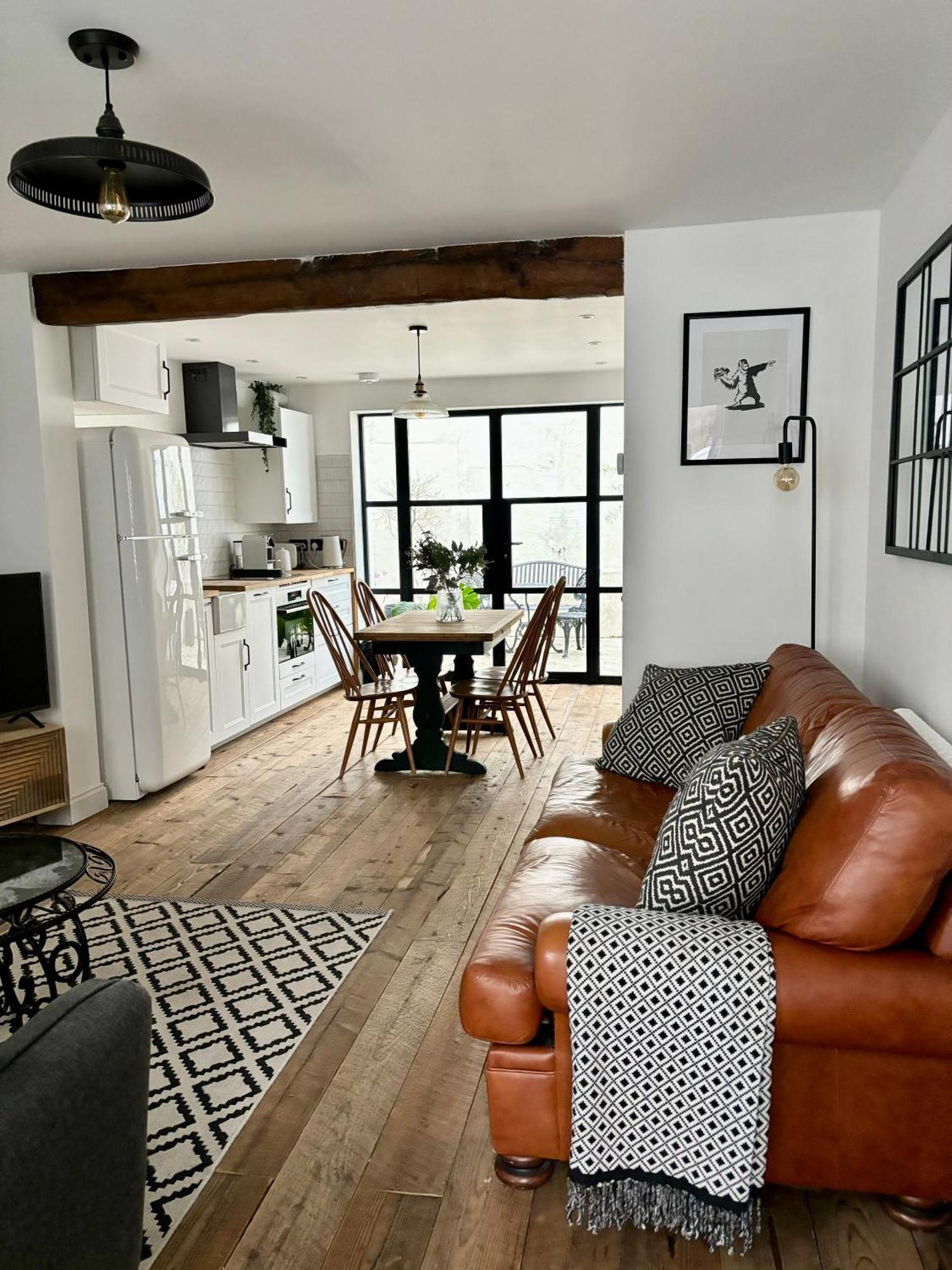 Stunning 3 Bedroom & 2 Bathroom With Patio Ferienhaus